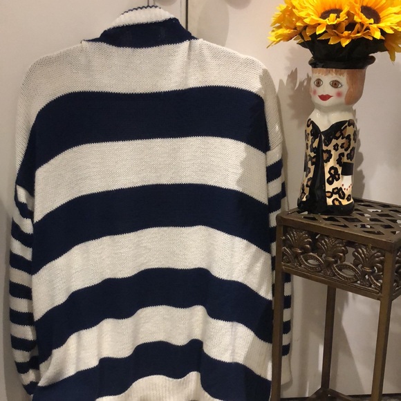 Vintage oversize sweater. Beautiful striping, 2 pockets, crest on pocket. - Picture 5 of 7